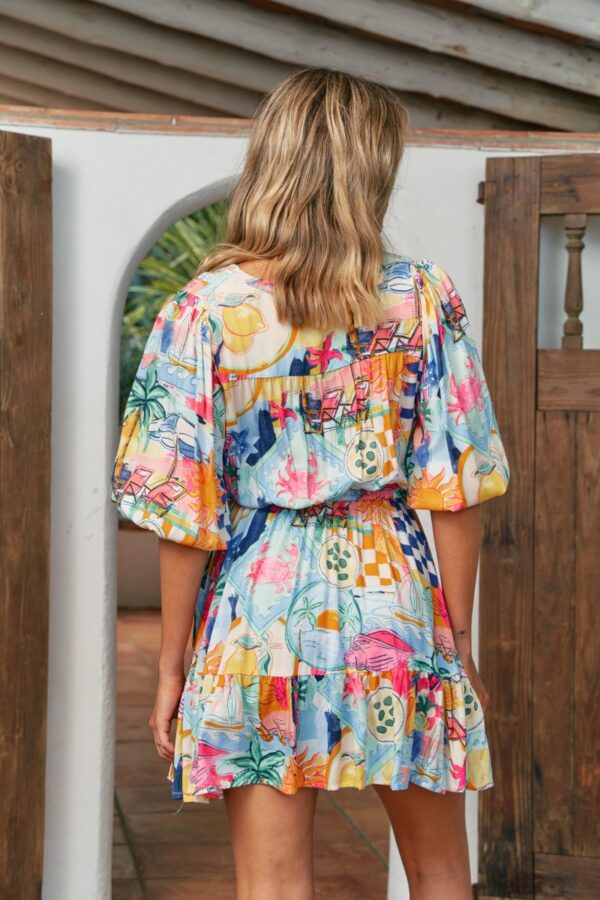 Vista trasera del vestido Corto Taylor de Jaase, con cinturón de tela y detalles de la espalda
