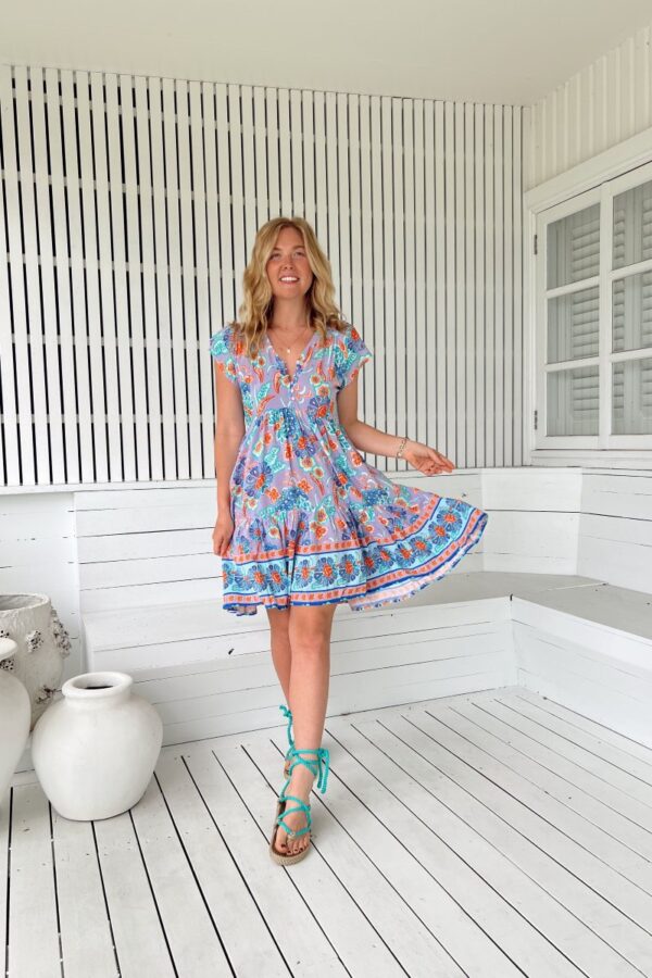 Vestido Jaase Tracey disponible en Europa con estampado Daydreamer
