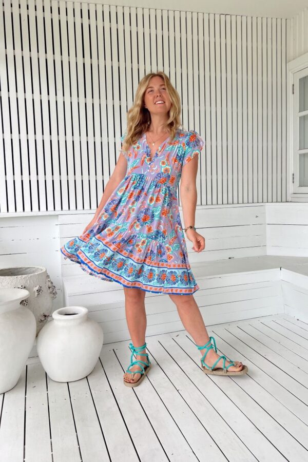 Modelo Tracey de la marca Jaase con print Daydreamer floral y alegre