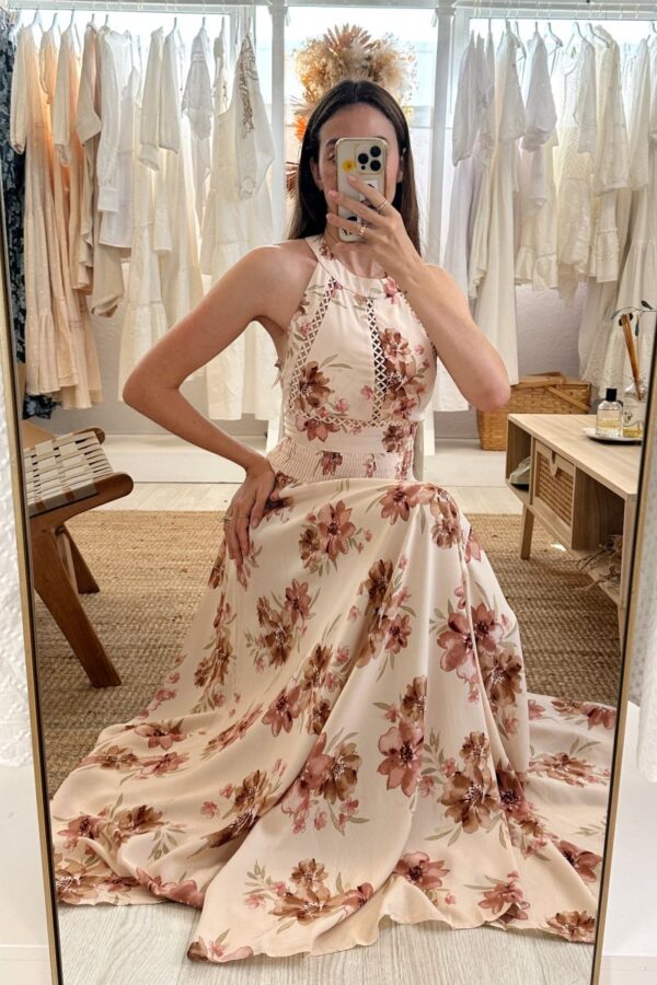 Detalle frontal adicional del vestido Jaase Endless Summer con lazo trasero y estampado floral cálido