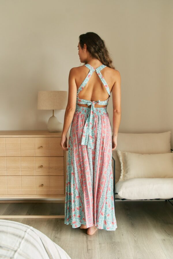 Vista trasera del vestido Jaase Endless Summer con escote abierto y tiras para atar