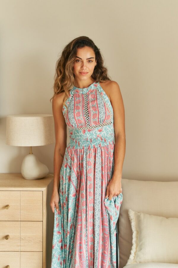 Vista frontal del vestido Jaase Endless Summer en tonos azul pálido, coral y salmón