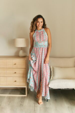 Vestido Jaase Endless Summer en print Malibú, vista portada con cuello halter y cintura entallada