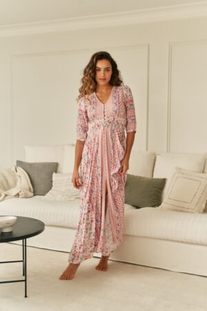 Modelo vistiendo el vestido Jaase Indiana en print Nadira, vista frontal completa en contexto editorial