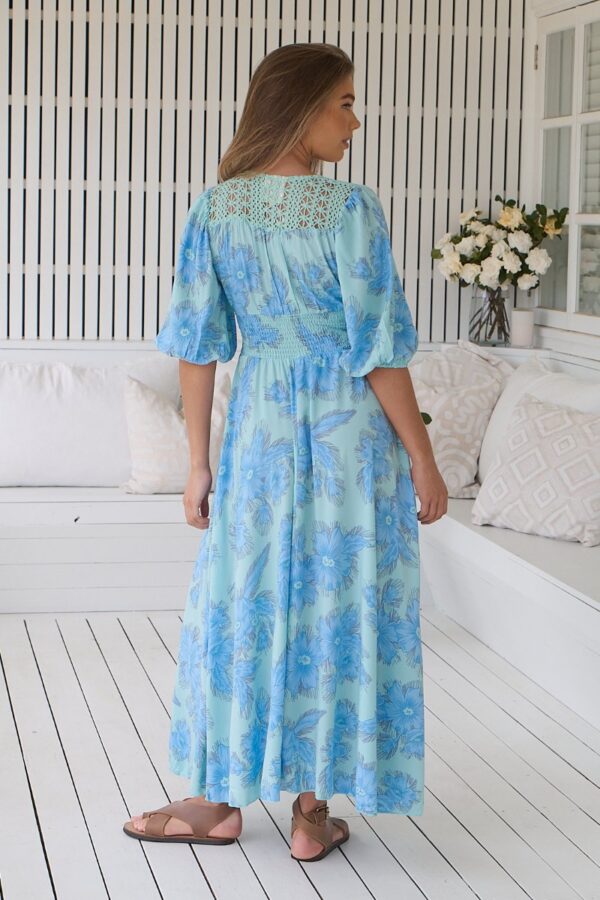 Vista trasera del vestido Jaase Indiana con pieza de crochet en la espalda