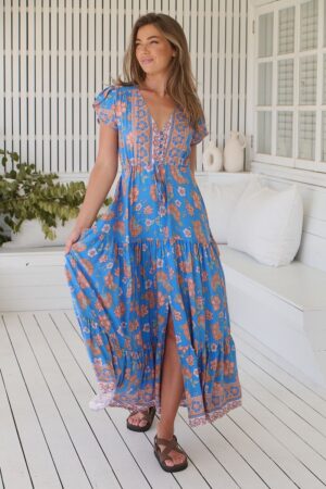 Vestido largo Jaase Melissa Sunseeker - vista frontal con estampado floral y fondo azul intenso