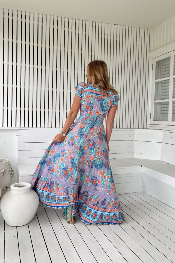 Vista trasera del vestido Jaase Romi con estampado Daydreamer