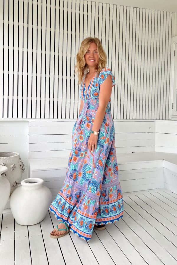 Vista de perfil del vestido Jaase Romi con estampado Daydreamer