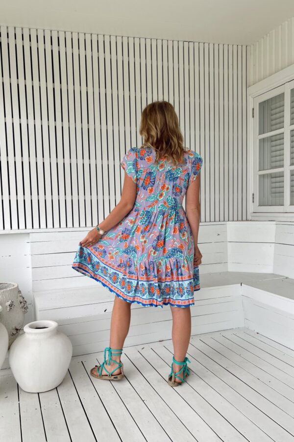 Vista trasera del vestido Jaase Tracey con print Daydreamer en tonos florales