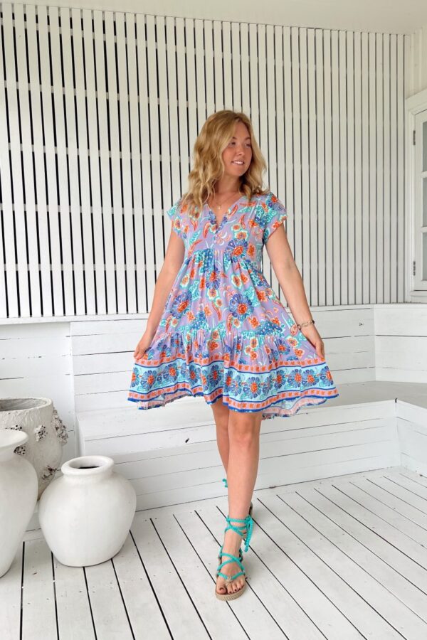 Vista frontal del vestido Jaase Tracey estampado Daydreamer con botones y cinturón