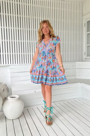 Vestido Jaase Tracey estampado Daydreamer en portada con fondo malva y azul cielo