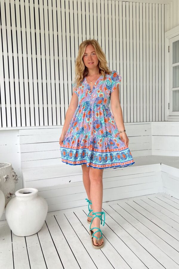 Vestido Jaase Tracey estampado Daydreamer en portada con fondo malva y azul cielo
