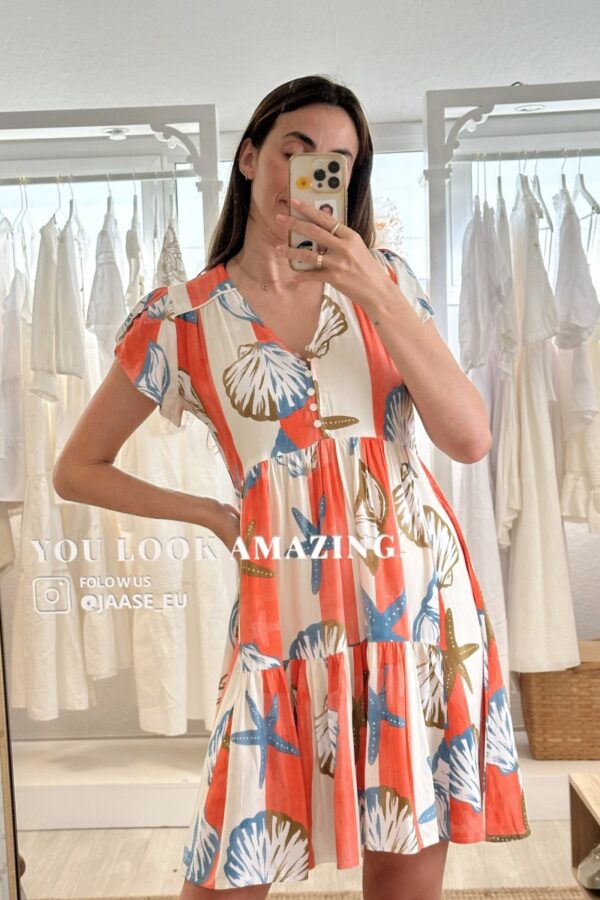 Vista frontal del vestido Jaase Tracey Long Island con escote en V y botones hasta la cintura