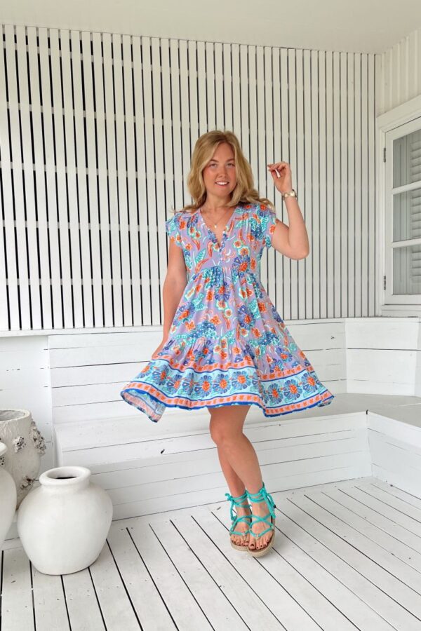 Vestido corto Jaase Tracey representando moda bohemia australiana