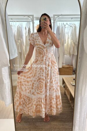 Vestido Jaase Carmen Desert Dreamer en vista frontal con escote en pico y estampado tie-dye