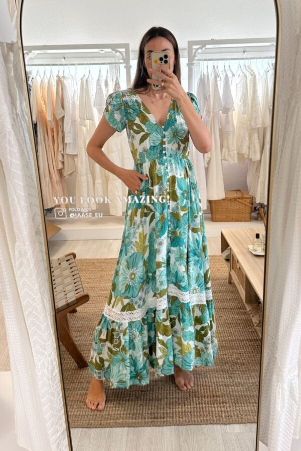 Vista frontal del vestido Jaase Carmen Print Amaya. Escote en pico, botones frontales y detalles de encaje