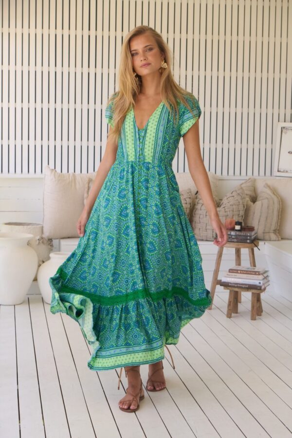 Boho maxi dress by Jaase – Carmen model in Tranquility print, flowing rayon fabric and romantic lace accentslles de encaje, ideal para verano