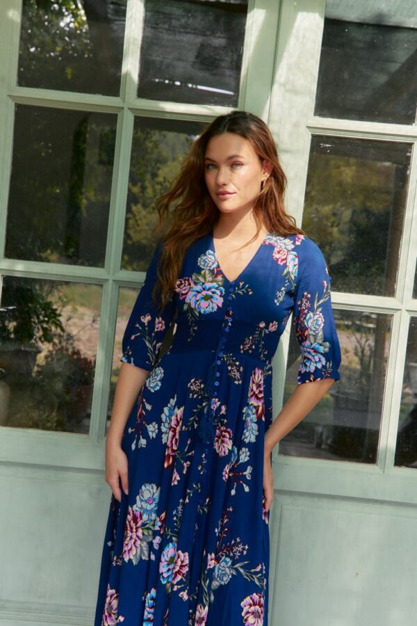 Otra imagen frontal del vestido Indiana Botánica azul floral