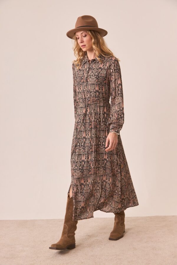 Elegant boho dress with long sleeves and button-up front